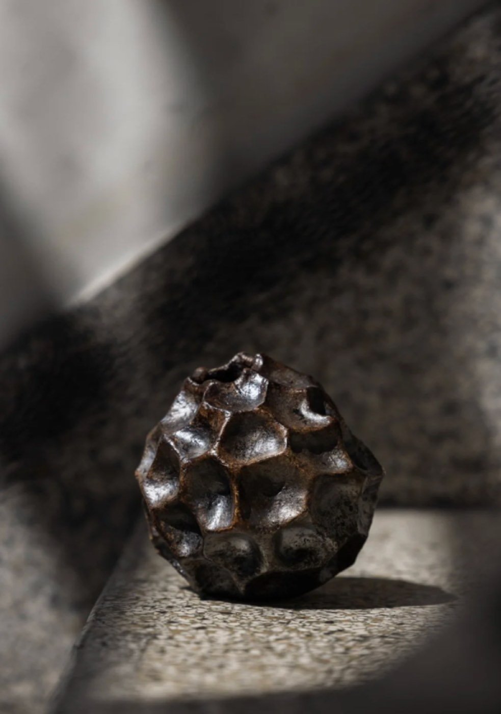 Donker keramisch object