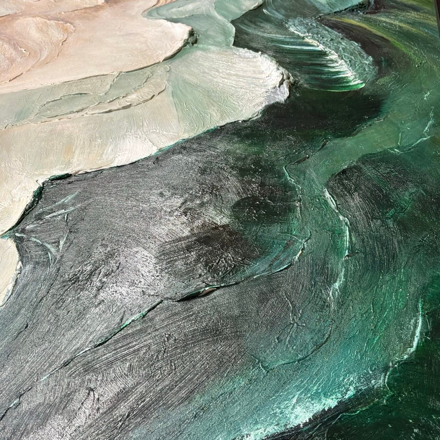 Detail van een schilderij met dikke verflagen in groen en zandkleur