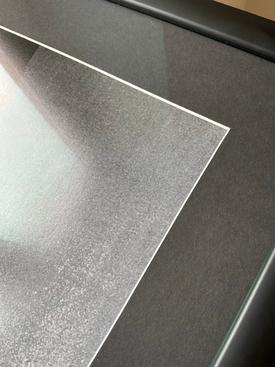 Detail van mat glas boven een donkere passe-partout