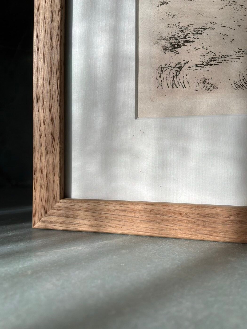 Detail van een eiken kader in zonlicht